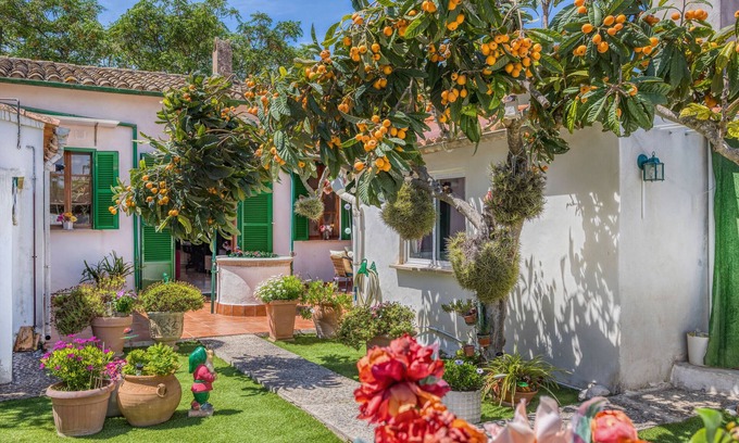 Palma de Mallorca Ski Chalet | Casa Vileta cozy townhouse with Flair near Palma