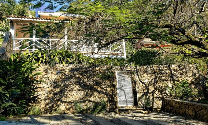 Morro da Cruz House | Casas com jacuzzi e churrasqueira a 500 metros da Praia do Perequê na Ilhabela