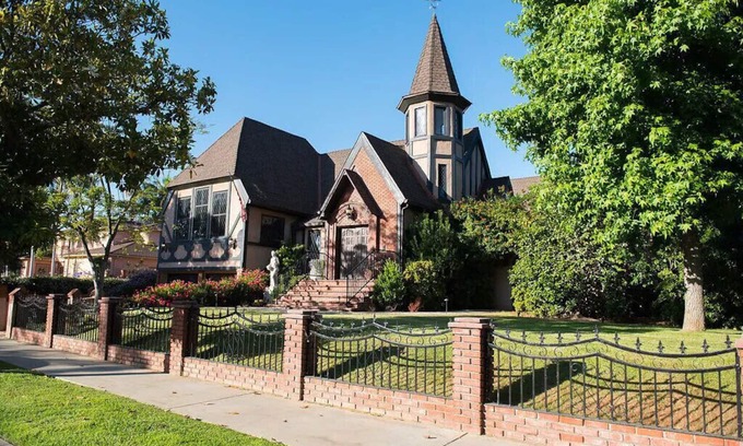 Los Cerritos House | Castle Aldea Great for Family Reunions, Large Groups, Business Meeting Workshops