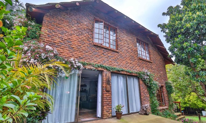 Assagay Ski Chalet | CASTLE COTTAGE Self catering fully equipped homely 120sqm double story king bed cottage in a lush green neighborhood