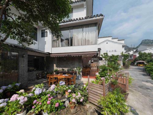Xiufeng House | Castle peak yard Inn Free railway st ation pick-up by 2 nights English and Spanish reception available