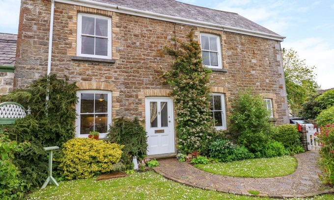 Kidwelly Cottage | CASTLE SCHOOL HOUSE, pet friendly, with a garden in Kidwelly