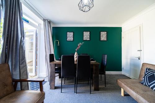 Wainscot House | CastleView Haven - Contractors welcome -Strood Rochester sleeps 12