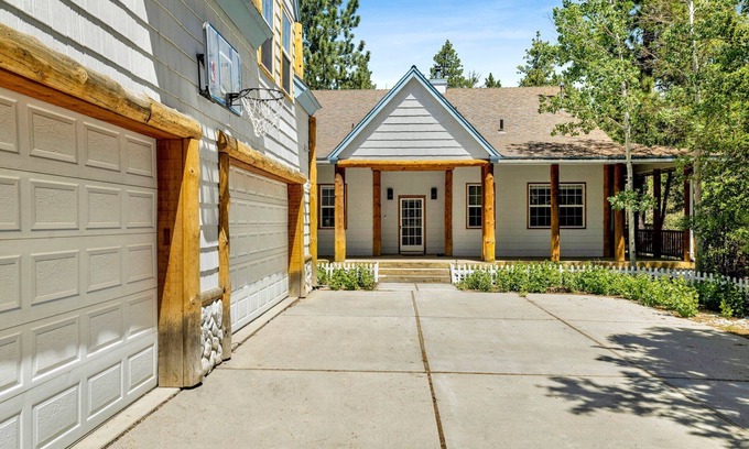 Eagle Mountain Estates Cabin | Castlewood Retreat at Big Bear | Central Modern Family Chalet