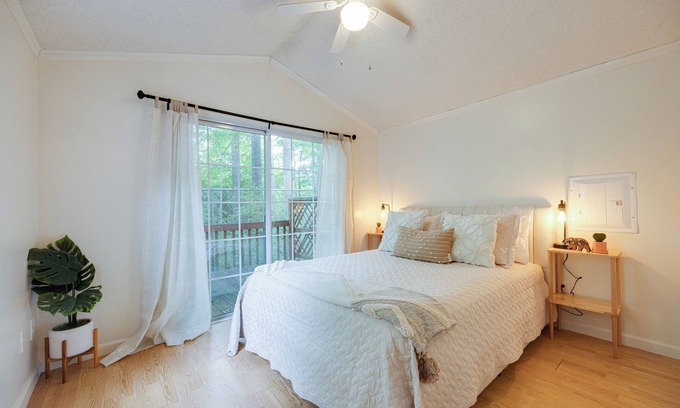 Monteagle Cottage | Catch Some ZZZ's at the Grizzly Cottage