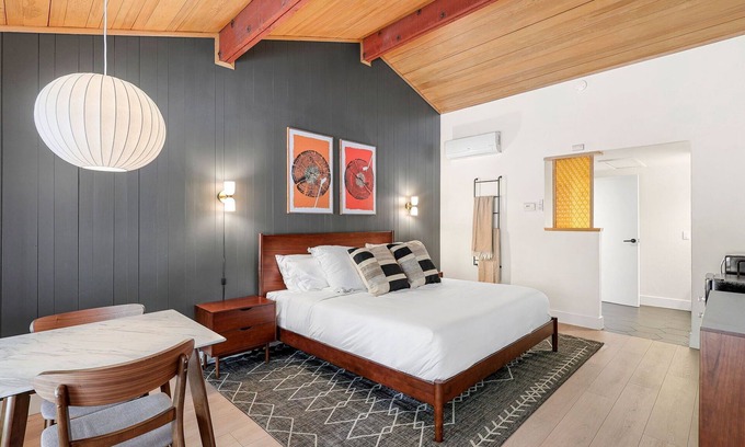 Dunsmuir Hotel | Cave Springs Resort Hotel Room 4 (Visit Mt Shasta)