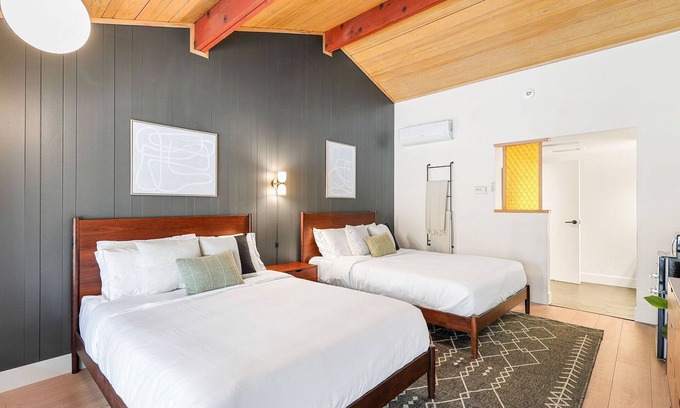 Dunsmuir Hotel | Cave Springs Resort Hotel Room 9 (Visit Mt Shasta)