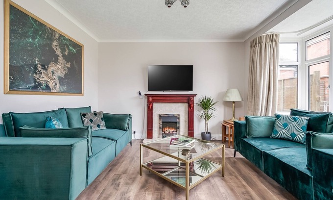 Belfast House | Cavehill View. An elegant 4 BR house with parking. Your perfect Belfast retreat!