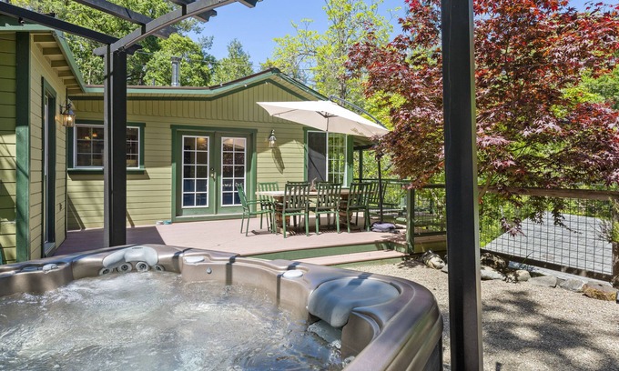 Cazadero Cabin | Caz-A-Verde ~ Beautiful Spot along well-known cycle route, hot tub, forest