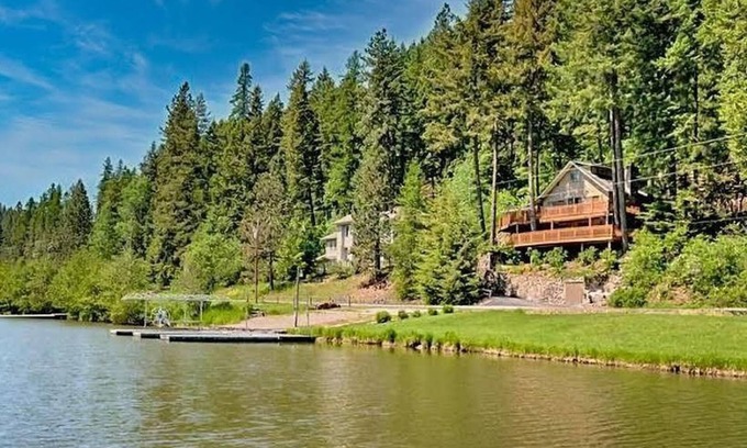 Coeur d'Alene House | CDA Lakeside House. Includes dock slip, kayaks, & paddle boards