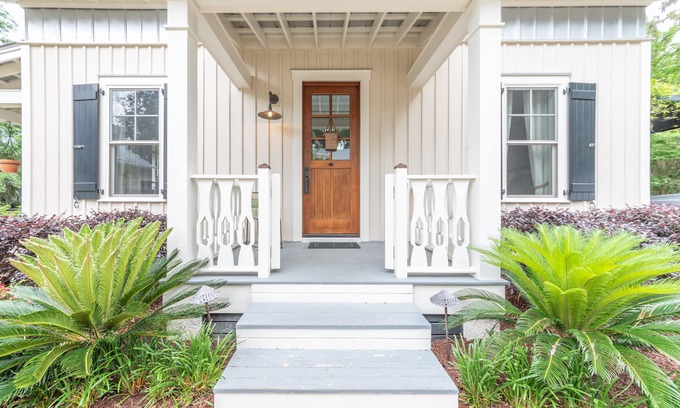 Olde Town Cottage | Cedar Bluff Cabin in May in Old Town Bluffton on the river