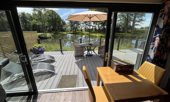 Storwood Cabin | Cedar Boutique Lodge-dog, fishing and Spa access