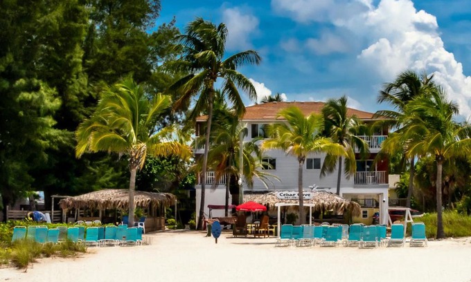 Holmes Beach Hotel | Cedar Cove Resort & Cottages