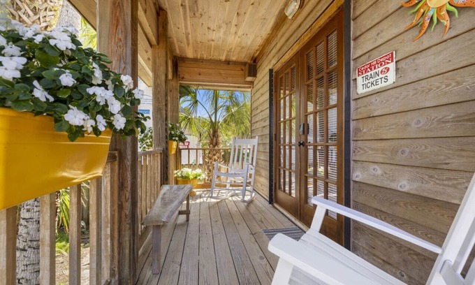 Cedar Key Cabin | Cedar Hill Depot: Historic charmer 3 blocks from the Gulf