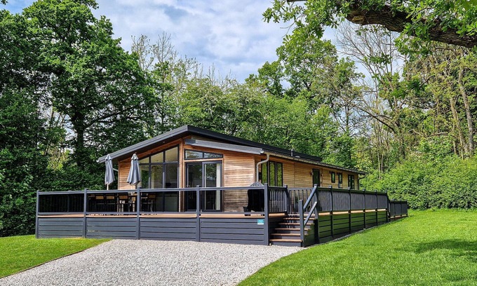 Pickering Ski Chalet | Cedar Lodge | sleeps 8 - Hot Tub, Dog Friendly - 5* Gold Award