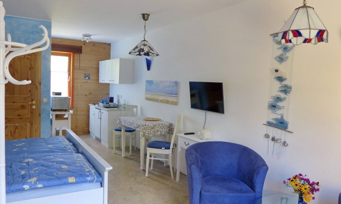 Hinrichshagen Apartment | Cedar log cabin ZBZ Stella - Guesthouses Eva-Maria and Reinhard Köhler