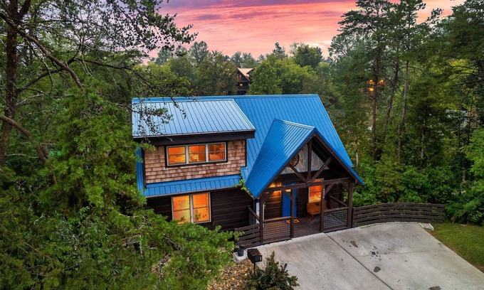 Pigeon Forge Cabin | Cedar Station - 1 Mi Parkway - Hot Tub - Pools