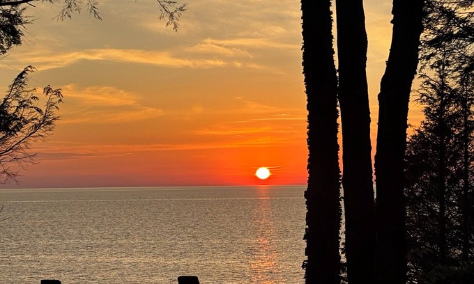 Mears House | Cedarwood Cabin - 3 Minute walk to the beach!