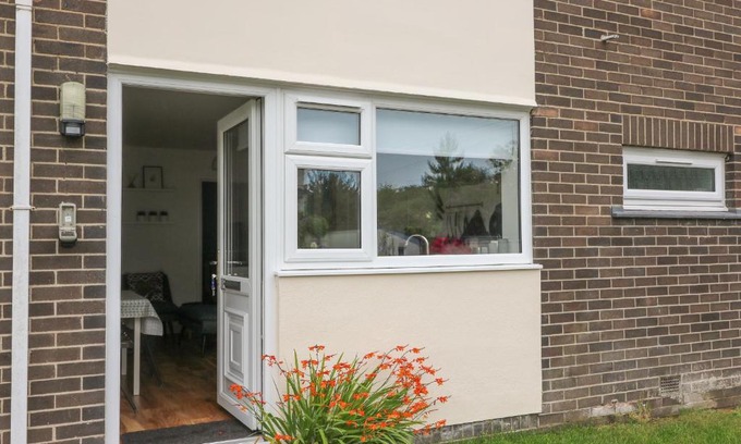 Llanllwchaiarn Apartment | Cei Bach