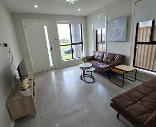 Rouse Hill Villa | Center of Rouse Hill house with back yd