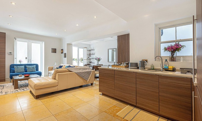 Earl's Court Apartment | Central Amazing 2BR Flat w/2 Patio in Kensington