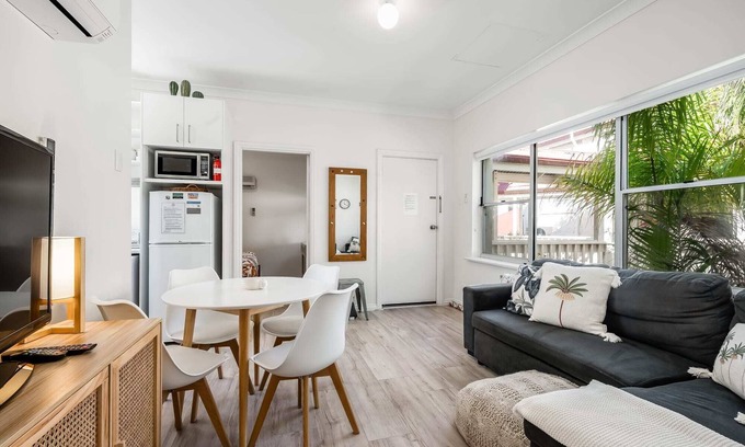 Victor Harbor Apartment | Central and modern 2 bedroom unit at Smugglers