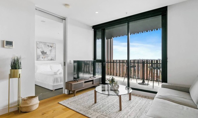 Ivanhoe Apartment | Central Charm Located in the Heart of Ivanhoe