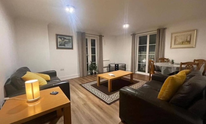 Swindon Apartment | Central Location*Long Stays Discounts*Free Parking