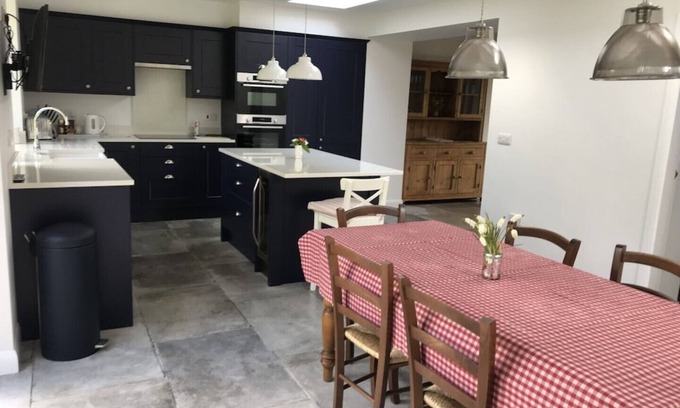 Helmsley House | Central Modern open plan house 3 ensuite bedrooms, dog friendly.