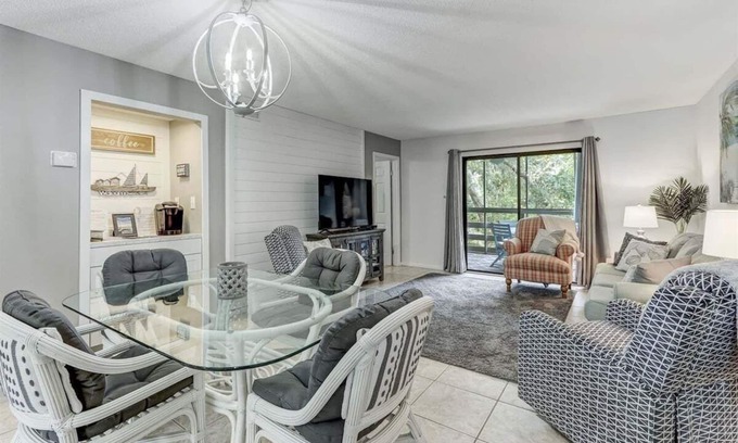 Fernandina Beach Condo | Central Oasis: Pool, Tennis, Screened Porch Gem!