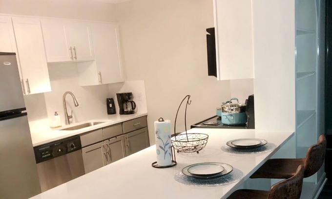 Peachtree Heights West Apartment | Central Quiet Spacious Comfort Luxury Getaway!