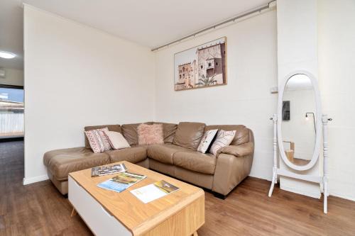 Temora Apartment | Central Studio - 290A Little Baker