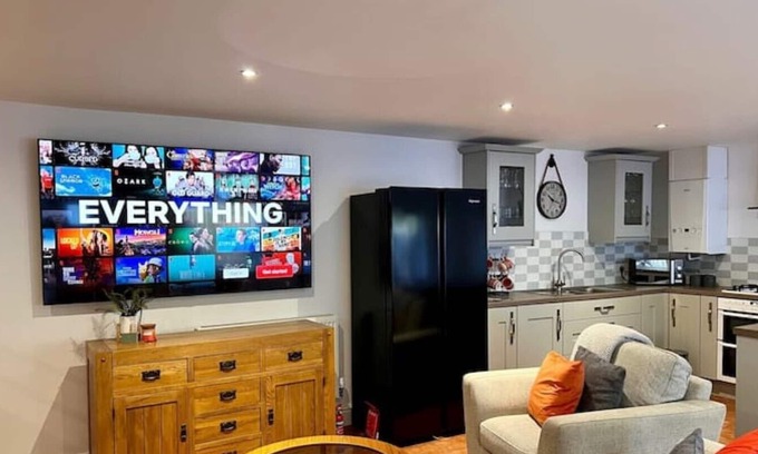 Merthyr Tydfil House | Central Studio | King Bed | Bike Facilities