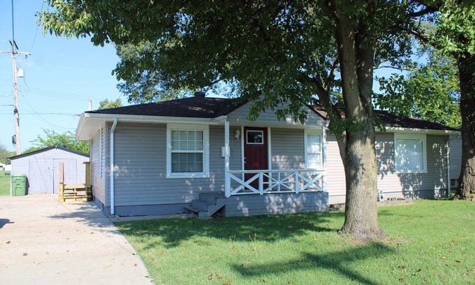 Owensboro House | Centrally located 3 bdrm 2 bath quaint house with a yard. Pet friendly.
