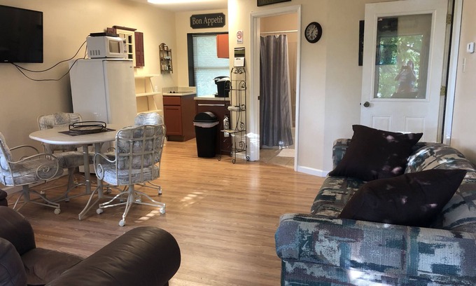 Osage Beach Cottage | Centrally Located Cottage with Boat Trailer Parking and Lake View