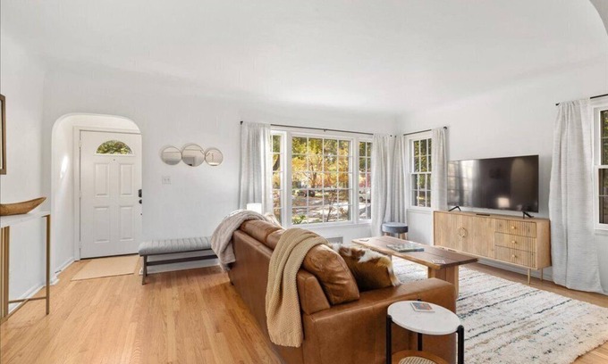 Billings Cottage | Centrally located for event attending, shopping & visiting family!