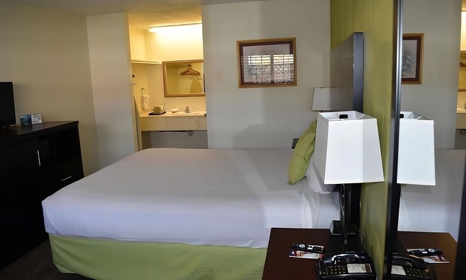 Old Town Hotel | Centrally Located in Downtown San Diego! Onsite Parking & FREE Breakfast