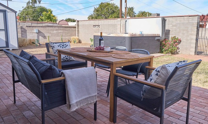 Colonia Del Valle House | Centrally Located Mid-Century - 3 Bd/2Ba Quiet Pet-Friendly Hot Tub