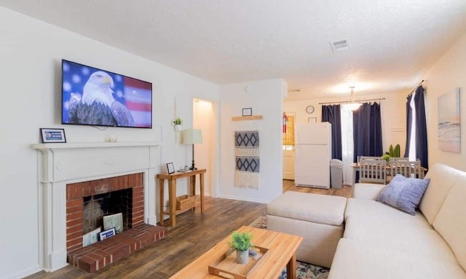 Columbus House | Centrally Located- The Delightful Doubles Unit E