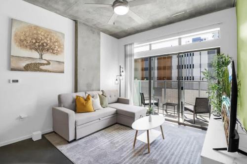 Evans Churchill Apartment | Centric 2BR In HEART of DTPHX Free Garage Parking