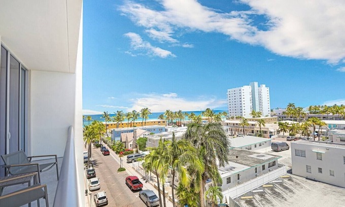 Hollywood Condo | CH Luxury Spacious Beach Condo | Ocean Breeze-CS40