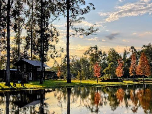 Rolante House | Chalé Celeiro em frente ao lago