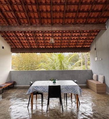 Itanhaem House | Chalé com Varanda Grande e Terraço Vista Mar