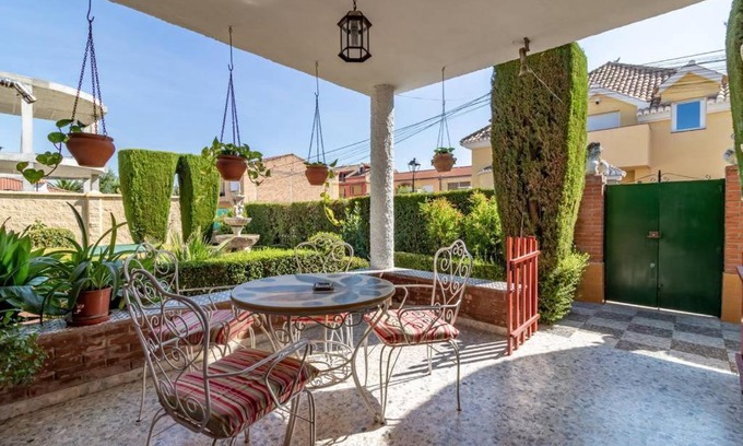 Churriana de la Vega House | Chalet acogedor con piscina muy cerca de Granada