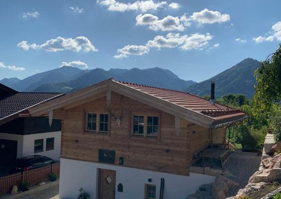 Sankt Valentin Ski Chalet | Chalet BERGSUCHT in Ruhpolding Bayern, Traumlage am sonnigen Südhang, kostenlose Parkplätze, schnelles WLAN, ruhige Sackgasse, NETFLIX inklusive