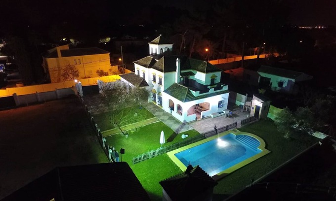 Utrera Villa | Chalet Cortijo ideal for families or groups with a pool 15 minutes from Seville