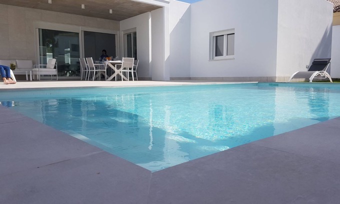 Los Gallos-Cerromolino Ski Chalet | CHALET ARRILUZE 2 KM FROM THE BARROSA BEACH