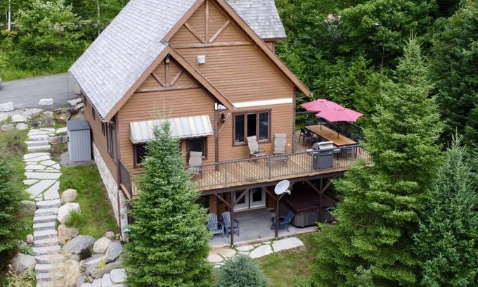 Saint-Faustin-Lac-Carre Ski Chalet | Chalet L'Agréable, lakeside, air, spa and golf. Families welcome.
