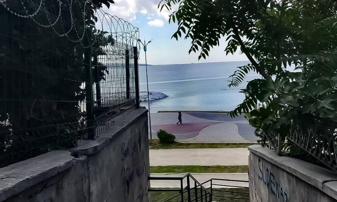 Buyukcekmece District Ski Chalet | Chalet on the beach with a private garden