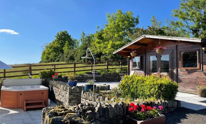 Londonderry House | Chalet Superking bed Free Sauna jacuzzi